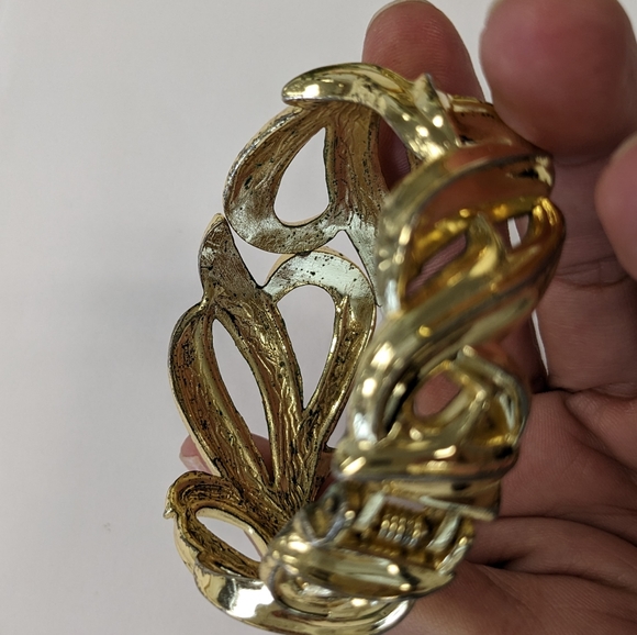 VTG GOLD TONE HINGE CLAMPER BRACELET - Picture 8 of 8